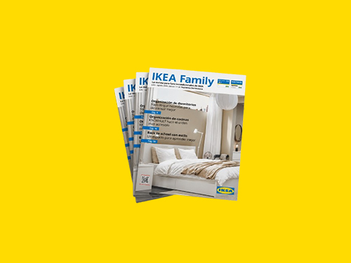 Pila de revistas IKEA Family sobre un fondo amarillo brillante.