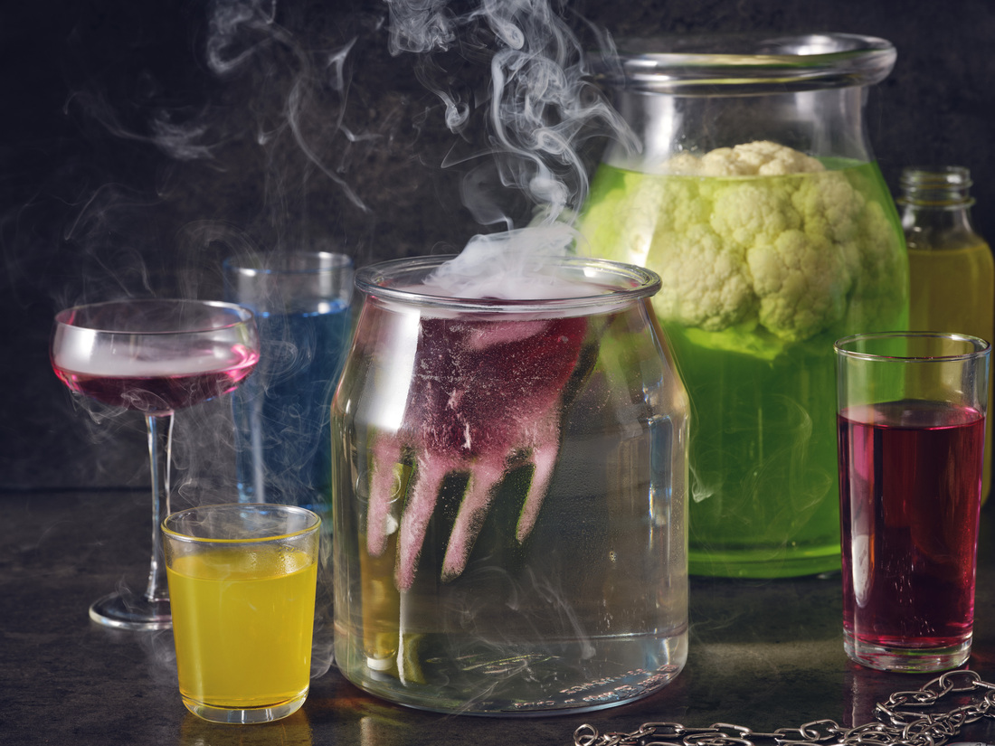 Frascos con humo, hielo en forma de mano y coliflor para Halloween.