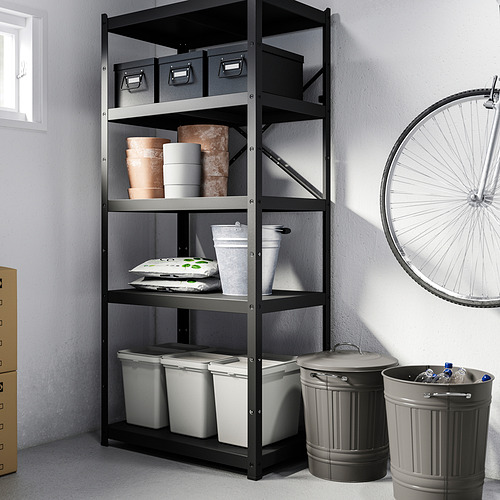 Estante de almacenamiento de metal con cajas, contenedores, tazas y rueda de bicicleta.