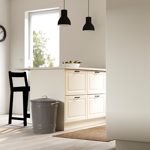Cocina moderna con armarios blancos, suelo de madera y papelera KNODD gris. El contenedor tiene asas resistentes y un gancho para la tapa para facilitar el acceso y el almacenamiento.
