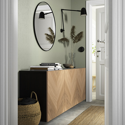 Gabinete de madera BESTÅ, patrón de chevron, detalles en negro, luces, espejo, pared verde salvia.