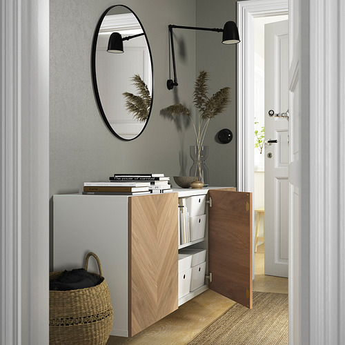 Pasillo moderno almacenamiento montado en la pared con puerta abierta, espejo, luces y decoración.