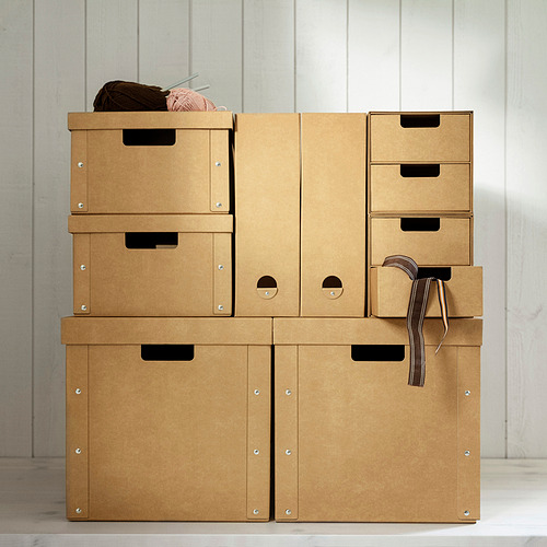 Cajas GÄRDESGÅRD : juego de almacenamiento de cartón resistente en beige. Ideal para organizar accesorios o gadgets. Tamaño compacto pero amplio, perfecto para estantes.