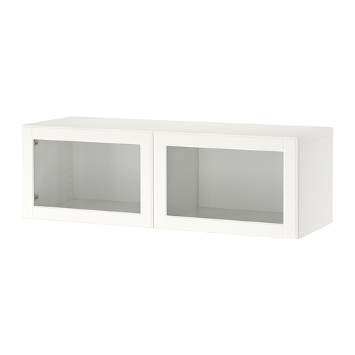 Un mueble alto blanco de ikea BESTÅ con puertas de cristal.