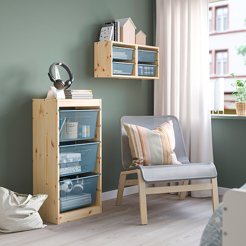 Almacenamiento y silla TROFAST en una habitación acogedora con luz natural y vegetación.