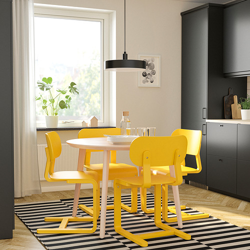 Juego de comedor LISABO amarillo brillante con mesa redonda y cuatro sillas a juego en una cocina moderna, que complementa la decoración en blanco y negro.