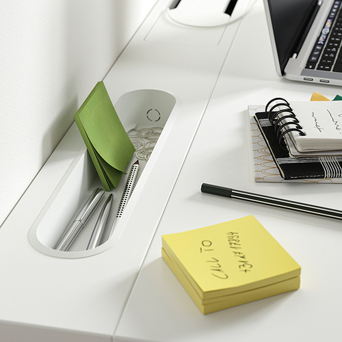 Bandeja organizadora de escritorio con bolígrafos, notas adhesivas y cuaderno para una gestión eficiente del espacio de trabajo.