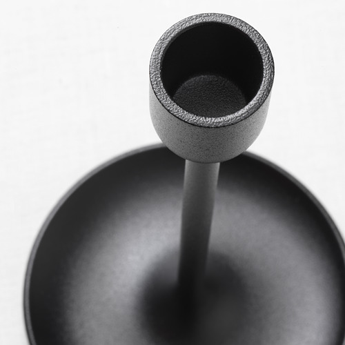 Moderno candelabro negro con acabado texturizado y diseño elegante.