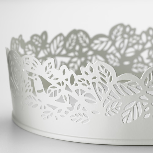 Plato de velas de metal blanco con estampado de copos de nieve, recortes intrincados, diseño elegante.