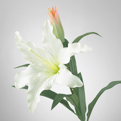 Lirio blanco artificial con hojas verdes; realista, elaborado con pétalos, tallo y venas detallados.