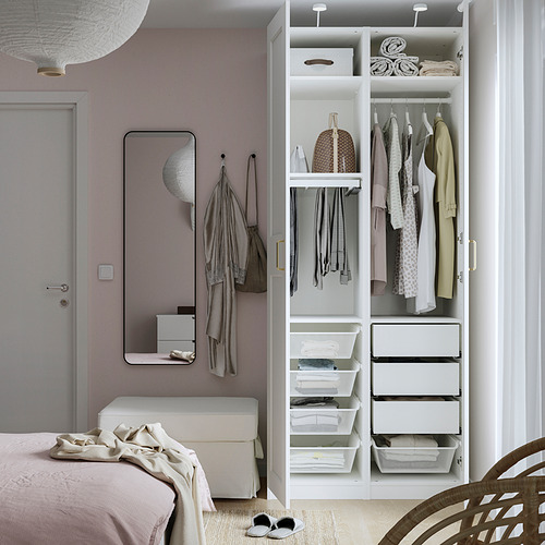 Dormitorio bien organizado con un armario PAX que ofrece espacio de almacenamiento aireado y con cajones, espacio para colgar y un banco.