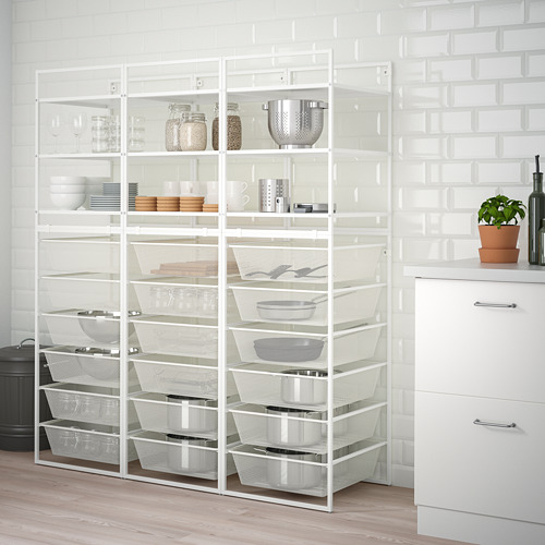 Unidad de almacenamiento de cocina moderna: blanco, cestas de malla de alambre, múltiples estantes, encaja perfectamente junto al gabinete, platos de sostenimiento, tazones y utensilios de cocina.