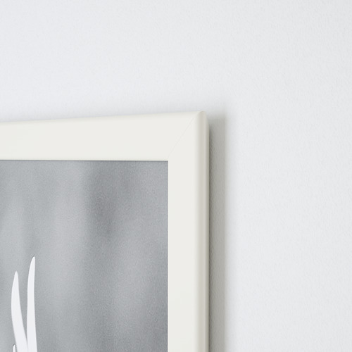 Un primer plano de una esquina de marco de fotos FISKBO blanco en una pared clara, que muestra bordes nítidos y un diseño claro.