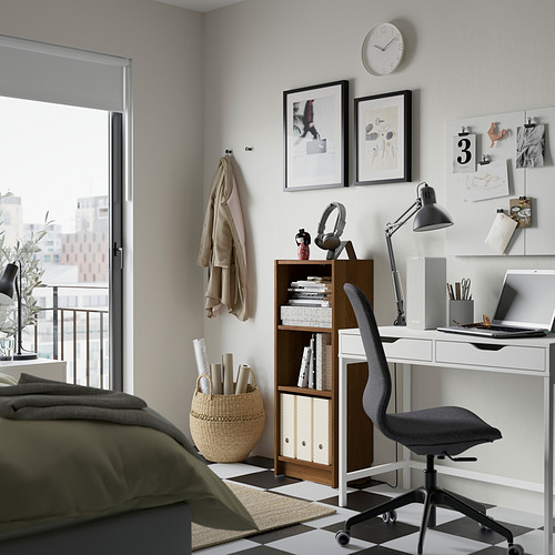Moderna oficina en casa con estantería, escritorio, arte y cama BILLY.