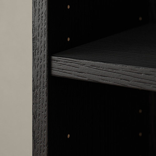 Estantería de madera negra con superficie lisa y texturizada y vetas visibles, que muestra una artesanía de alta calidad.