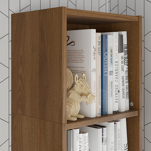 Estantería de madera con libros y un juguete de madera, optimizando el espacio vertical para el almacenamiento.