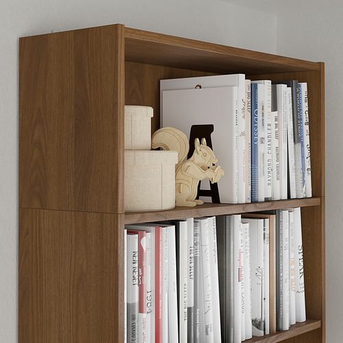 Estantería de madera con múltiples estantes llenos de libros, incluido un sujetalibros de madera único con forma de caballo.
