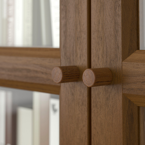 Primer plano de la robusta esquina de la estantería de madera con pomos de madera maciza y cilíndrica, que muestra la artesanía de calidad y la atención al detalle.