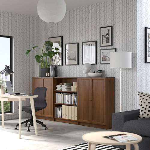 Salón moderno: librería BILLY, montaje de oficina, sofá con almohada, mesa de centro.