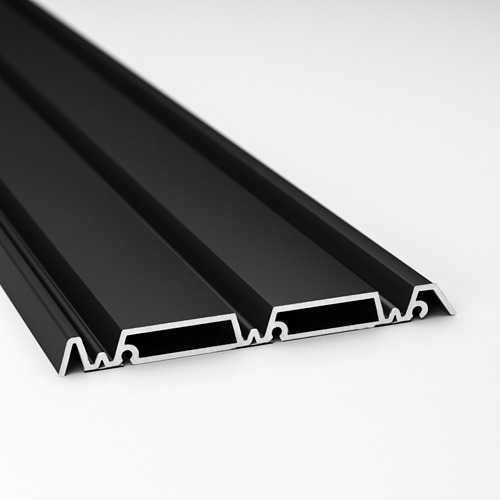 Tres rieles de metal negro, cuidadosamente dispuestos, que muestran un diseño elegante y una calidad robusta, ideales para sistemas de puertas correderas.