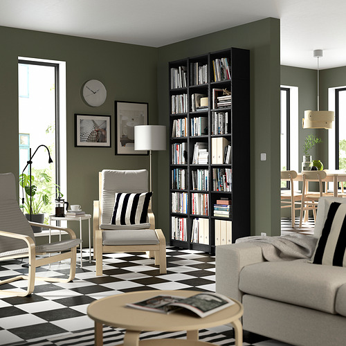 Acogedora sala de estar con librería BILLY, sillón, sofá, piso de tablero de ajedrez, paredes verde salvia.