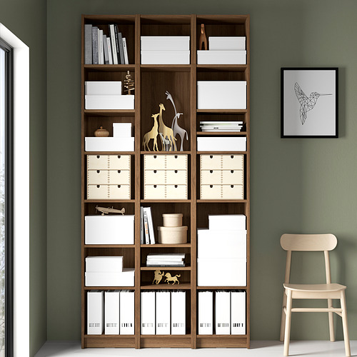 Librería BILLY con decoración y silla, arte de pared