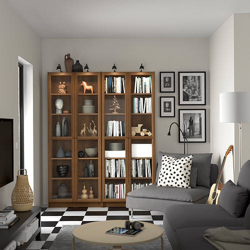 Acogedora sala de estar con punto focal de estantería BILLY, libros, decoración, sofá gris, suelo a cuadros y toques personales.