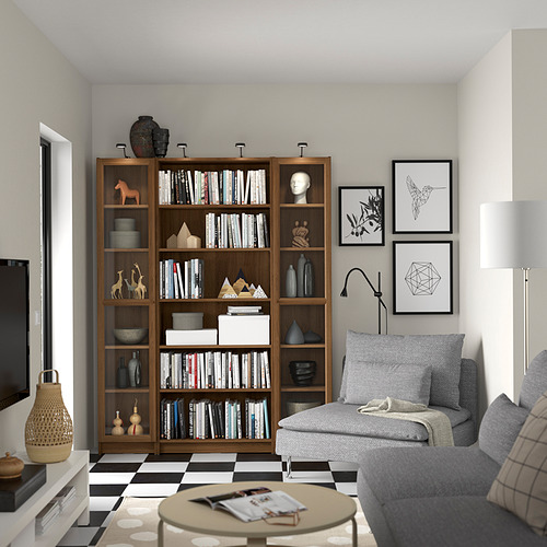Sala de estar moderna con estantería BILLY marrón oscuro, libros, arte, sofá y lámpara en piso a cuadros.