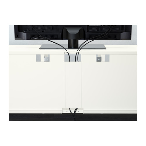 Mueble de TV BESTÅ blanco con estantes ajustables y salidas de cable en la parte trasera. Los cables se gestionan de forma ordenada en la parte inferior, mostrando una organización funcional.