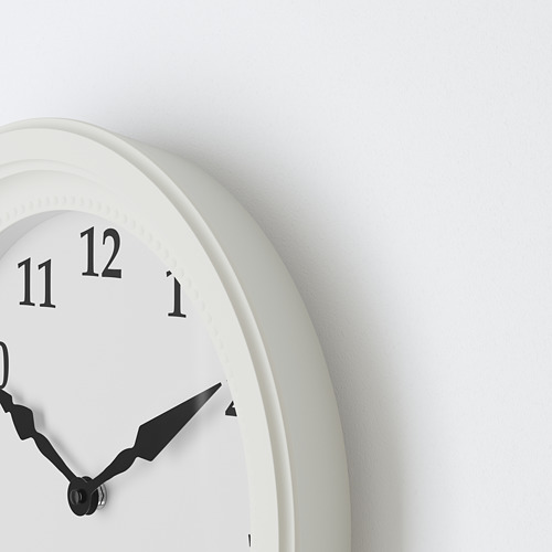 Primer plano del reloj silencioso SÖNDRUM; Cara blanca, manos negras, marco elegante.