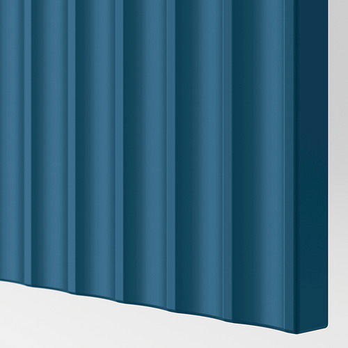 Un primer plano de una puerta de color azul oscuro con una superficie lisa y fresada, que muestra una artesanía de alta calidad y un aspecto sofisticado.