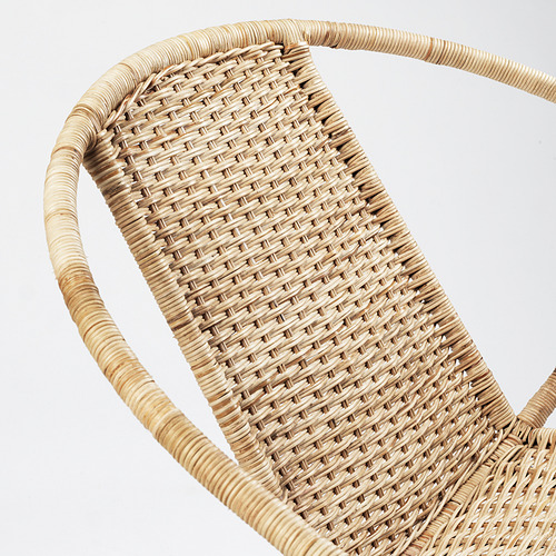 Primer plano de la silla de ratán tejido, que muestra un tejido intrincado y una textura natural.