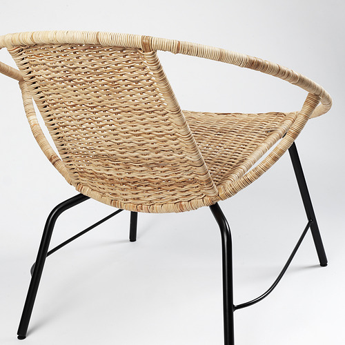 Silla de mimbre con patas de metal negro; Tejido detallado, marco robusto.