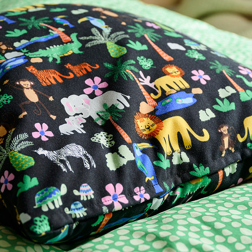 Funda de cojín vibrante y ecológica con poliéster reciclado, con un divertido diseño selvático, ideal para habitaciones infantiles.