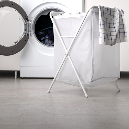 Cesta de la ropa blanca junto a la lavadora. Ligero, plegable, tiene capacidad para 8 kg de ropa.