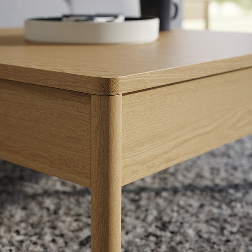 Mesita de madera con superficie lisa chapada y robustas patas de madera maciza.