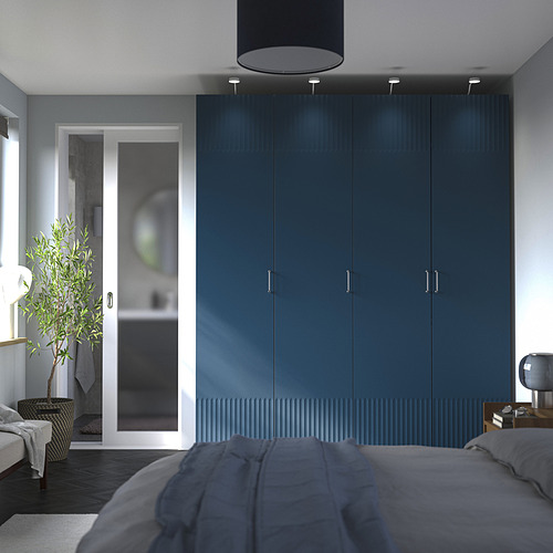 Dormitorio moderno con armario PAX azul, puerta de cristal, olivo, cama gris.