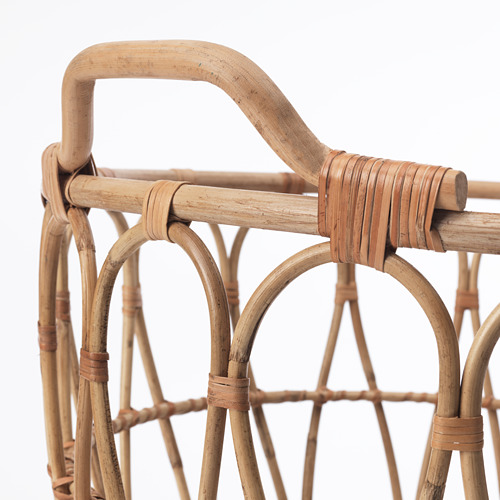 Cesta hecha a mano con un intrincado tejido de ratán y un mango resistente, que muestra una fina artesanía y detalles naturales.