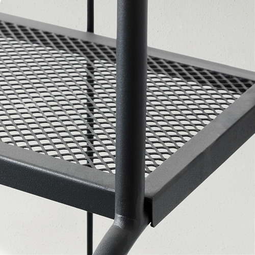 Estante metálico duradero con superficie de acero perforado. La montura con recubrimiento de polvo negro mejora la estabilidad. Ideal para uso en exteriores.