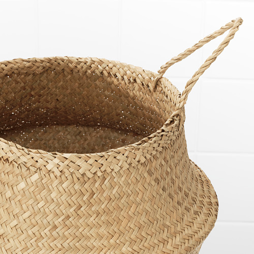 Cesta tejida a mano con asas robustas de algas marinas entrelazadas, que muestran la textura natural y la artesanía.