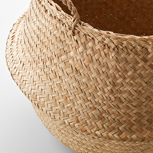 Cesta de pastos marinos tejida a mano, resistente y natural.