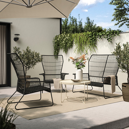 Conjunto de patio moderno con muebles TALLSKÄR de metal negro: sofá, sillón, mesa de centro blanca. Mimbre de acero y plástico, ideal para la relajación al aire libre.