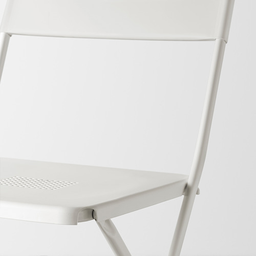 Silla plegable blanca moderna y minimalista, hecha de acero y plástico con recubrimiento en polvo duraderos, mostrada en primer plano.