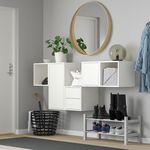 Almacenamiento EKET con cajones blancos, estantes, planta, luz, espejo, abrigo, sombrilla.