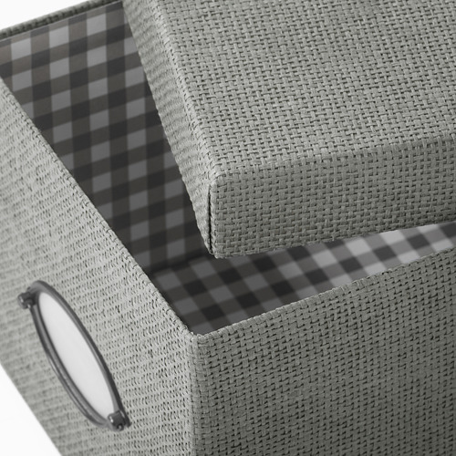 Cubo de almacenamiento tejido cerrado con forro interior a cuadros, color gris, asa de exhibición y diseño robusto.
