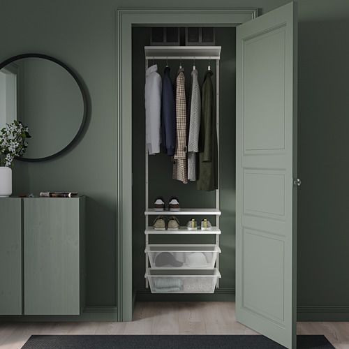 Almacenaje de pared BOAXEL: ropa, estanterías, papeleras. Pared verde, espejo, armario.