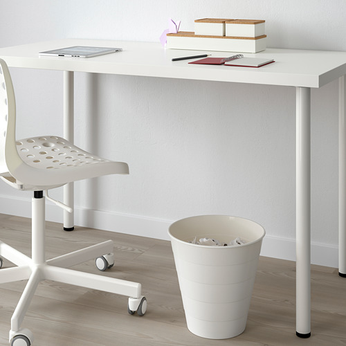 Pequeño contenedor blanco FNISS, hecho de plástico, junto a un gran escritorio y silla blancos para un espacio de trabajo limpio y organizado.