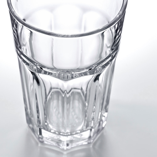 Primer plano de vidrio transparente y vacío con diseño estriado, que muestra transparencia y durabilidad.