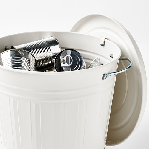 Cubo blanco con tapa y asa, que contiene latas metálicas. Se utiliza para residuos o almacenamiento, con un gancho para colgar en los contenedores.