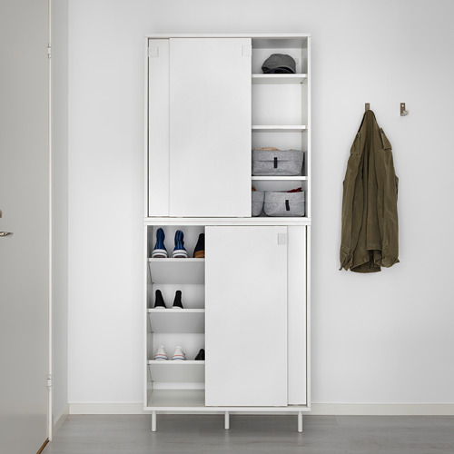 Zapatero blanco con puertas correderas, tiene capacidad para 24 pares, unidades apiladas con calzado ordenado.